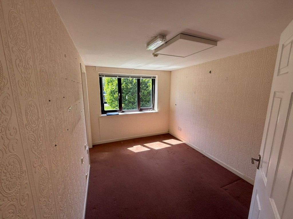 Lot: 48 - FORMER FUNERAL DIRECTORS WITH FLAT ABOVE AND LAND TO THE REAR - Rear office rooms